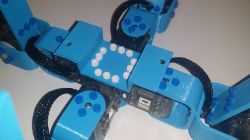 Les 12 rivets du dessus du robot